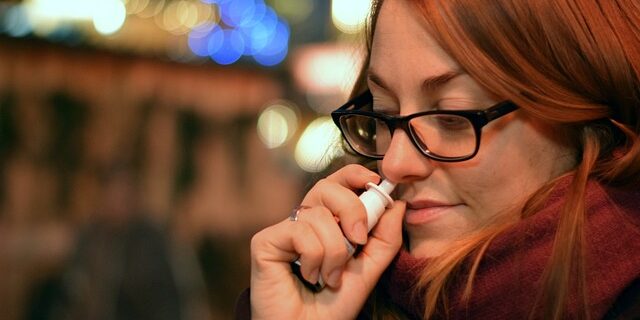 Mujer inhalando medicamento para la congestión nasal