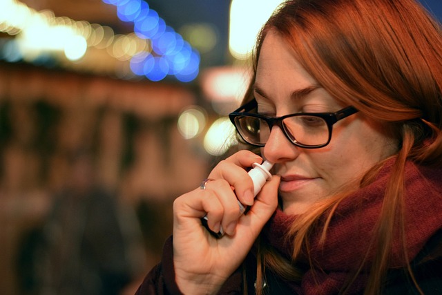 Mujer inhalando medicamento para la congestión nasal