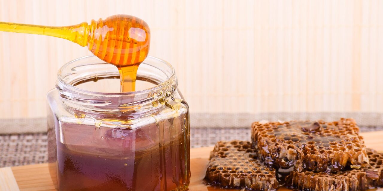 beneficios-de-la-jalea-real Tarro de miel y jalea real