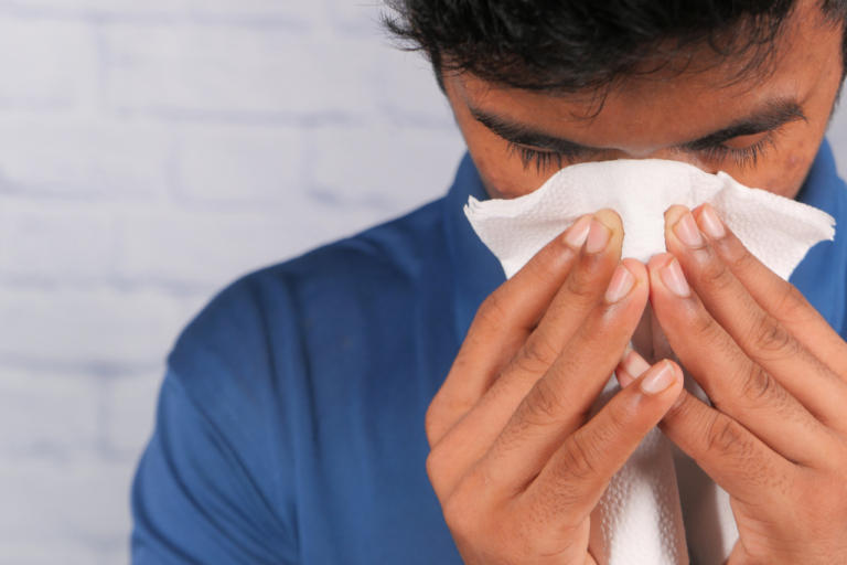 Chico con pañuelo por alergia a las arizónicas