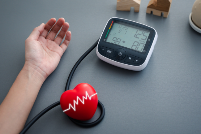 Brazo con aparato de toma de tensión arterial