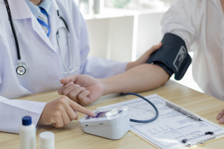 Médico haciendo una toma de tensión