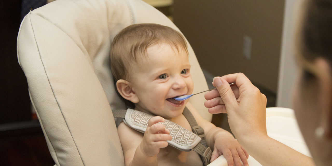 Bebé comiendo un potito