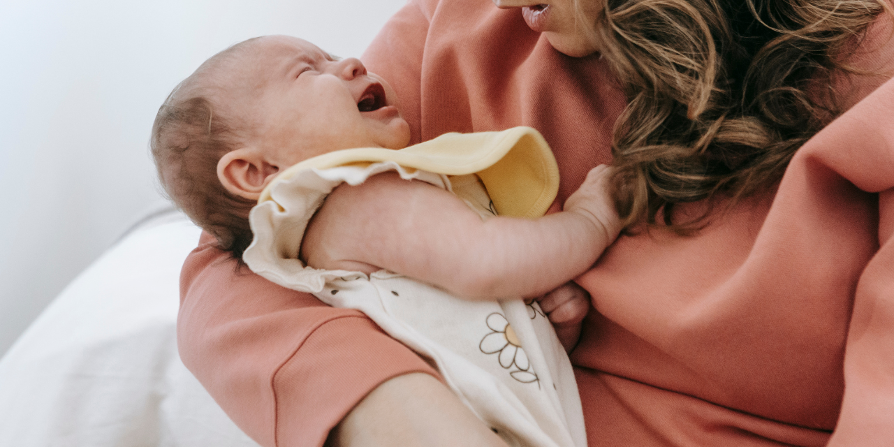 Bebé llorando por un cólico