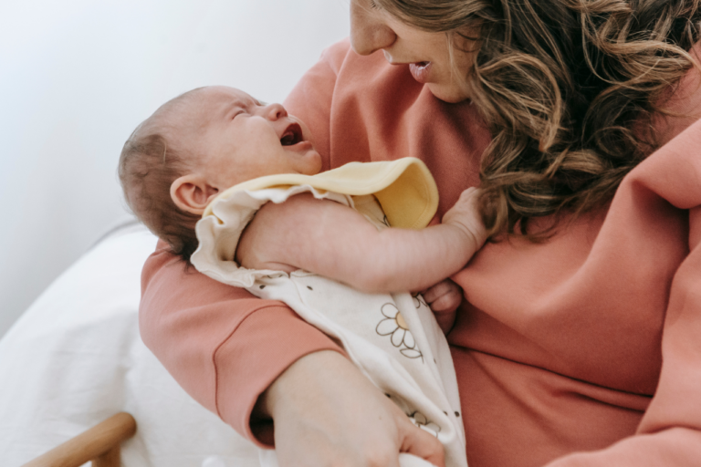 Bebé llorando por un cólico