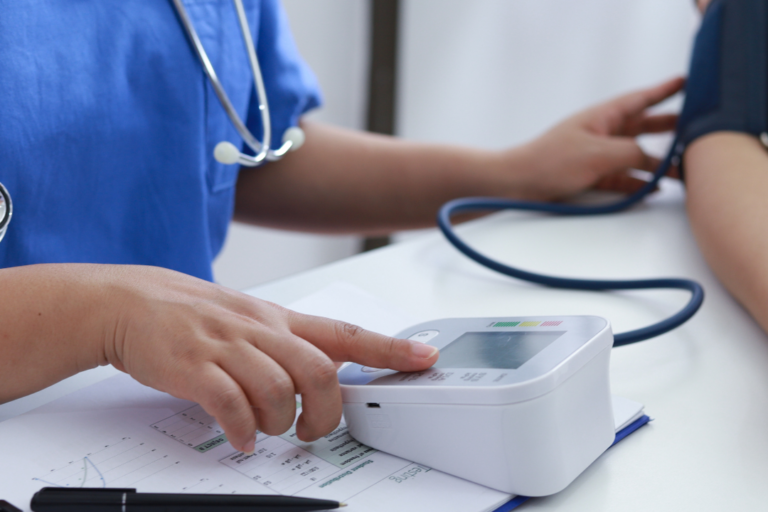 Médico midiendo la presión arterial a un paciente
