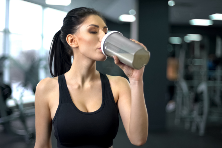 Chica deportista tomando un batido de proteínas