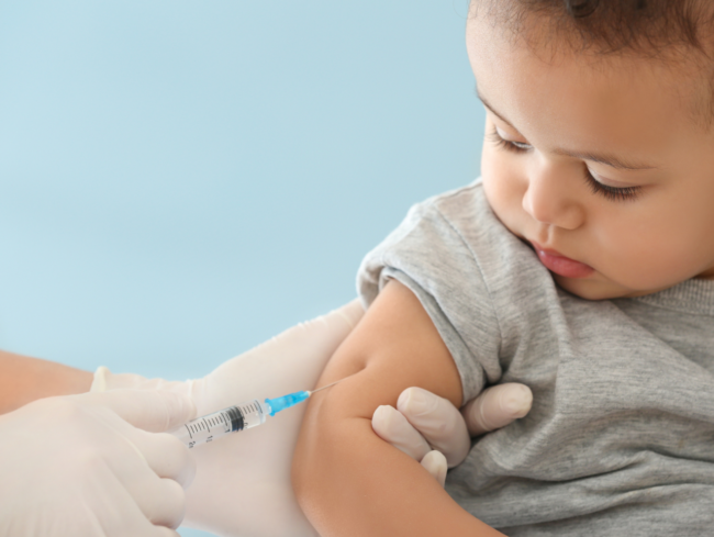 calendario-de-vacunas-para-bebes Bebé al que le están poniendo una vacuna