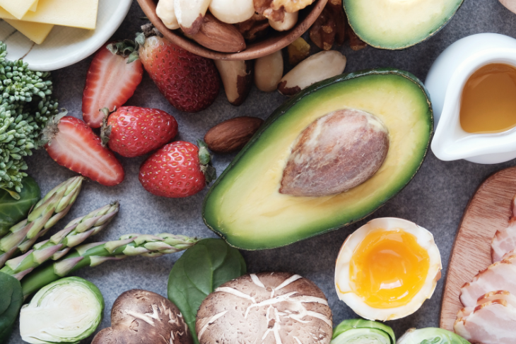 Selección de frutos secos, panes, verduras y frutas como fresas, aguacates, espárragos trigueros